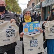 Lib Dem leader Ed Davey, St Albans MP Daisy Cooper and Cllr Mandy McNeil promote safe shopping in St Albans.